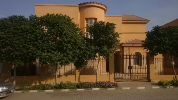 Villa for sale in Gardenia Springs compound